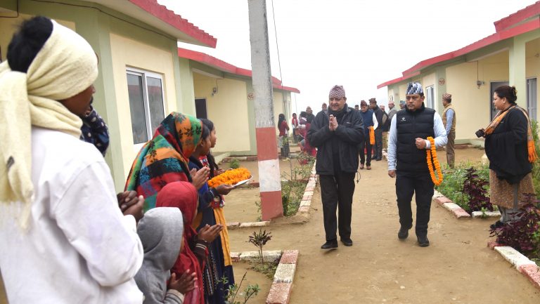 परिवारका सदस्य लिएर मुसहर बस्ती पुगे पूर्वराजा ज्ञानेन्द्र
