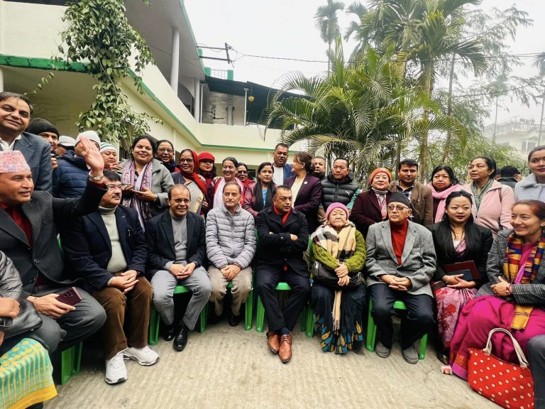 मौन अविधमा कांग्रेसका नेता शेखर कोइराला निवास विराटनगरमा चियापान