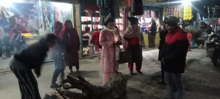 उपमेयर जोशी र सामुदायिक बनको सहकार्यमा दोधारा चाँदनीमा दाउरा वितरण