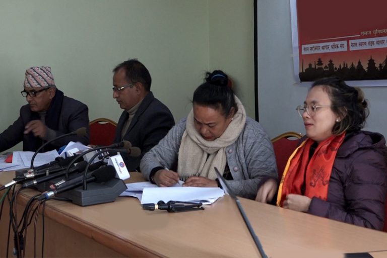 फुटपाथ व्यवसायीले काठमाडौँ महानगर घेराउ गर्ने