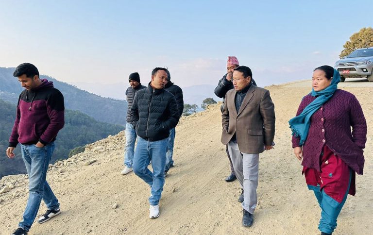 ठेकेदार र कर्मचारीसँग वर्षमानको आक्रोश- काम तपाईंले बिगार्ने, गाली हामीले खाने ?
