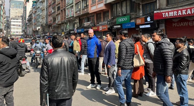 सडकबाट पार्किङ हटाएको विरोधमा न्युरोडका व्यापारीले गरे प्रदर्शन