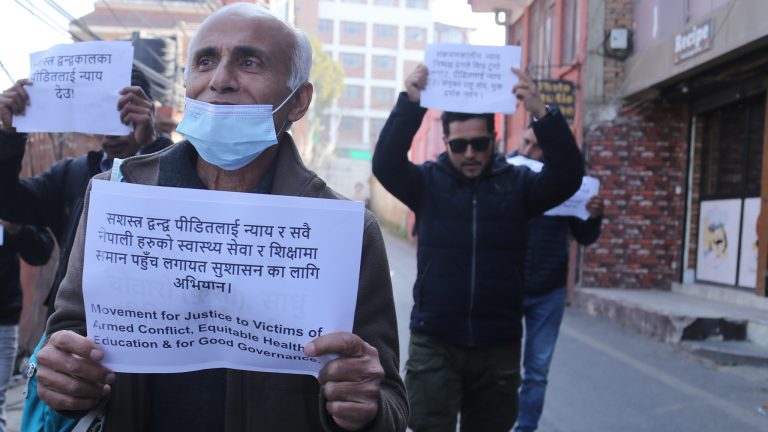 माइतीघरमा प्रदर्शनमा उत्रिएका डा. केसीसहित ९ जना पक्राउ (फोटोफिचर)