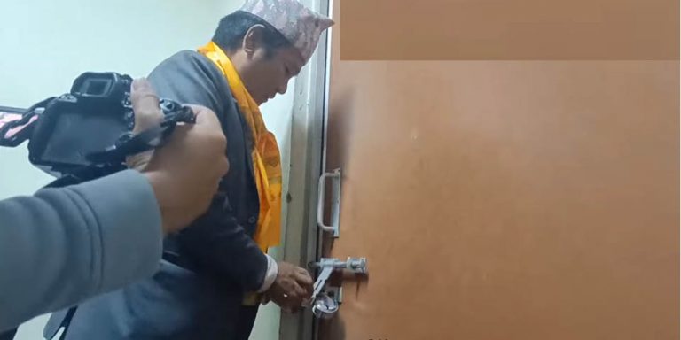 बिपी प्रतिष्ठानमा मेयर हर्क साम्पाङले लगाएको ताला खोल्न अदालतको आदेश