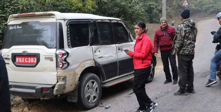 ट्रकसँग ठोक्कियो गायिका रचना रिमाल सवार गाडी