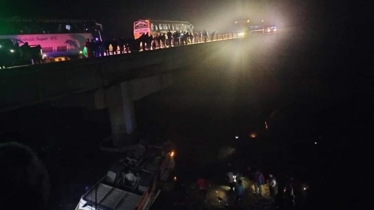 राप्ती नदीमा बस दुर्घटना: १२ जनाको मृत्यु, ८ जनाको सनाखत