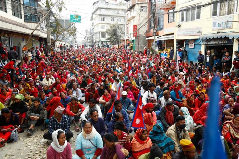 बालुवाटारमा लघुवित्त तथा सहकारी पीडितको प्रदर्शन,  न्याय नपाए सम्म नफर्कने