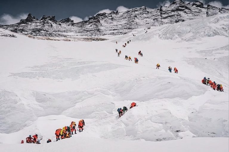 सगरमाथा चढ्नेले आफ्नो दिसा बेस क्याम्पमै फिर्ता ल्याउनुपर्ने