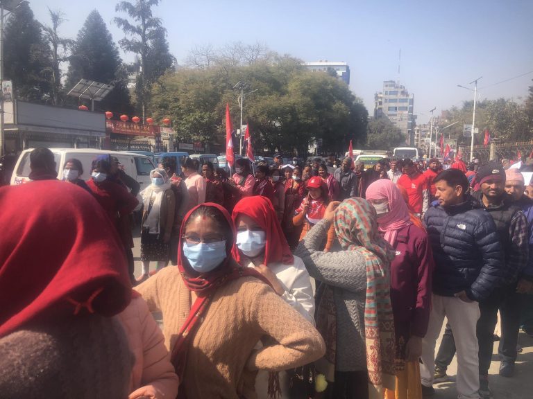 काठमाडौं महानगरपालिकाविरुद्ध फुटपाथ व्यवसायीको प्रदर्शन (फोटोफिचर)