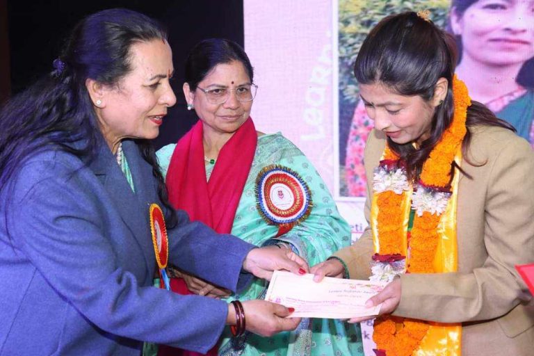 सामाजिक अभियान्ता सबिता उप्रेती ‘लक्ष्मण राजबंशी’ पुरस्कारबाट सम्मानित
