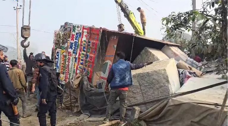 नवलपरासीमा ब्रेक फेल’ भएर क्रेन दुर्घटना :  छ जना घाइते