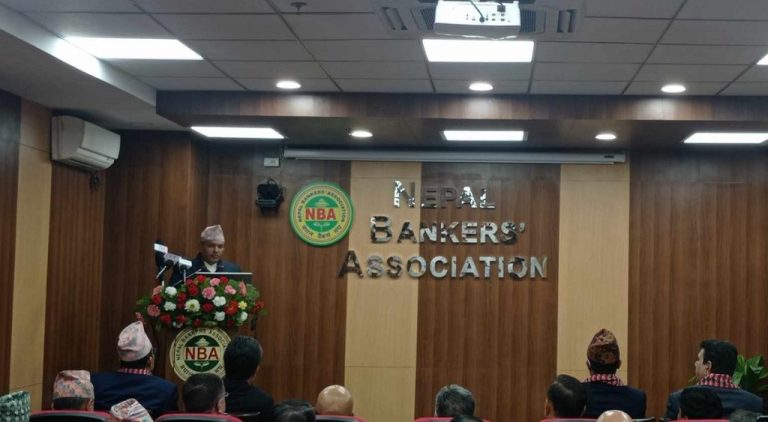 ‘बैंक तथा वित्तीय संस्था डुब्ने अवस्थामा छैन्’-  गभर्नर अधिकारी