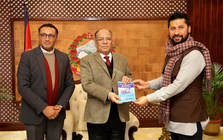 लघुवित्त र सहकारी पीडितबारे रास्वपाले बुझायो सुझावपत्र, प्रधानमन्त्रीले भने-‘सरकारले न्याय दिन्छ’