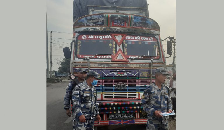 ७० लाख बराबरको लत्ताकपडासहित ट्रक नियन्त्रणमा