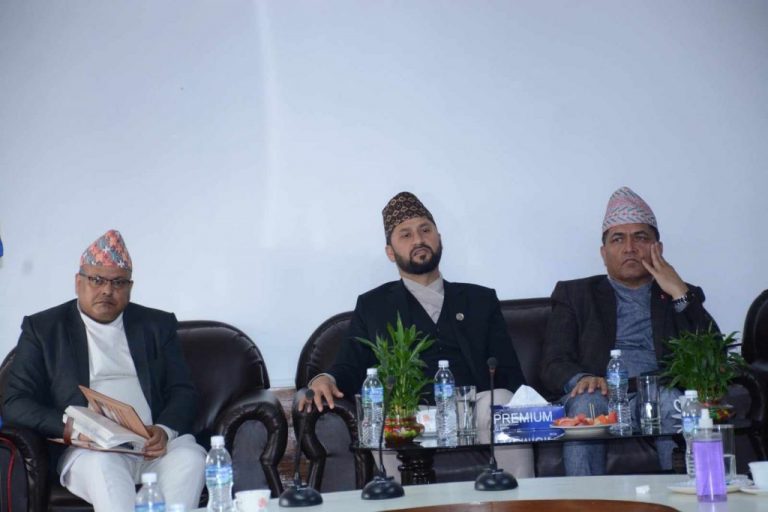 अध्यागमनका कर्मचारीलाई गृहमन्त्रीले भने-‘यात्रुलाई अमर्यादित व्यवहार नगर्नू’