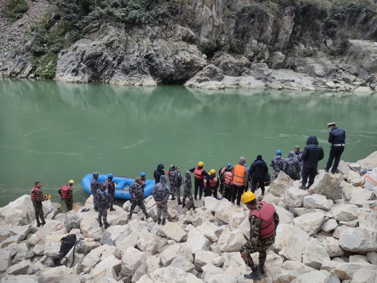 काठमाडौंबाट गोरखा जाँदै गरेको ट्याक्सी त्रिशूलीमा खस्यो, ५ जनाको मृत्यु