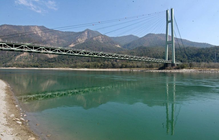 १७ जनाले कर्णाली पुलबाट फाल हाने, एक बेपत्ता (भिडियोसहित)