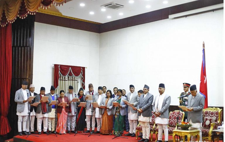 नवनियुक्त मन्त्रीले लिए सपथ, साँझ अबेर मन्त्रालयमा पदभार