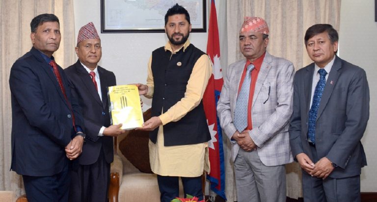 सुन तस्करी जाँचबुझ आयोगले गृहमन्त्री लामिछानेलाई बुझायो ४ सय ८५ पृष्ठको प्रतिवेदन