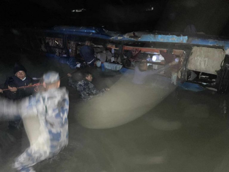 काठमाडौं आउँदै गरेको बस त्रिशुलीमा खस्यो, ५ जनाको मृत्यु
