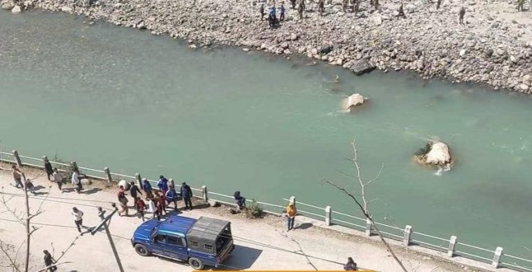 भागेका थुनुवा समात्न गएका जवानको  लडेर मृत्यु