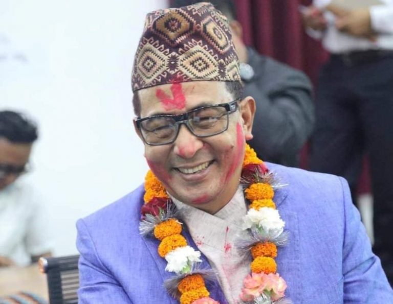 दीपक खड्काको घरमा तोडफोड गर्ने तीन जनाविरुद्ध साढे ७ करोडको मुद्दा