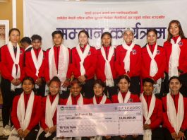 यम तमुले दिए महिला फुटबल टोलीलाई १० लाख नगद