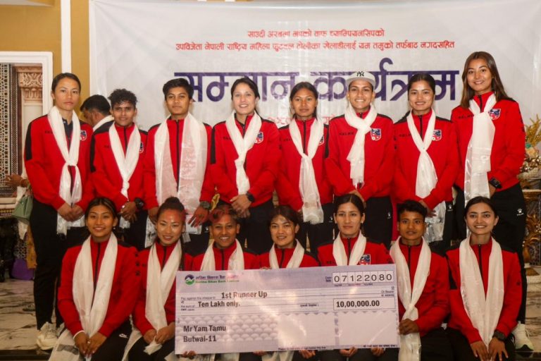 यम तमुले दिए  महिला फुटबल टोलीलाई १० लाख नगद