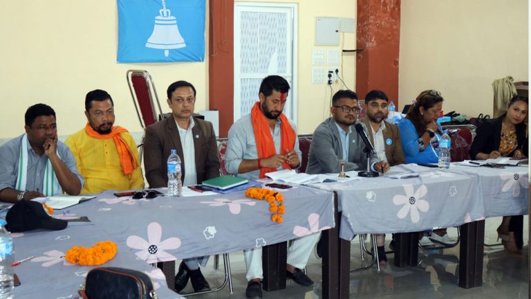 प्रधानमन्त्री ‘प्रचण्ड’को  पक्षमा मतदान गर्न आफ्ना सांसदलाई रास्वपाको ‘ह्वीप’