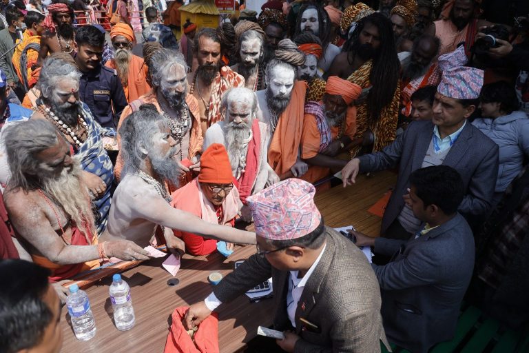 महाशिवरात्रि मनाउन पशुपतिनाथ आएका साधुसन्तलाई दक्षिणासहित बिदाई (फोटोफिचर)