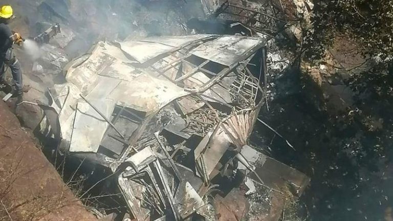 दक्षिण अफ्रिकामा बस दुर्घटना : ४५ जना मारिए-८ वर्षीया बालिकाको जिवितै उद्दार