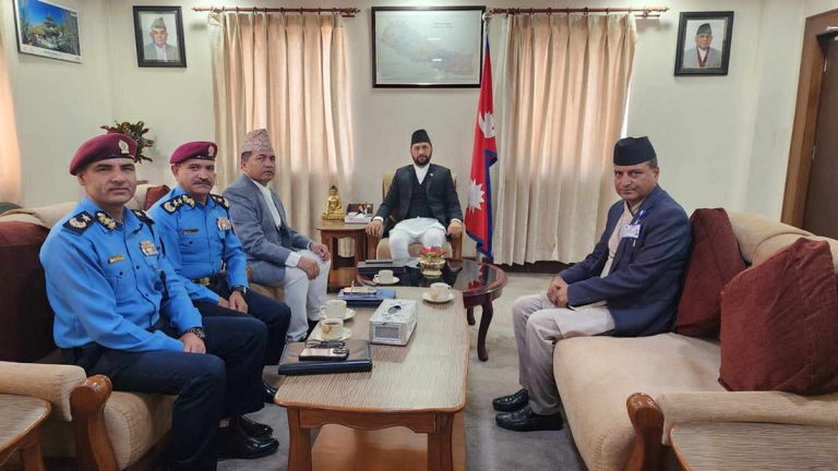 सुन तस्करीमा मुछिएका महरासहितका आरोपितलाई कारबाही गर्न गृहमन्त्रीको निर्देशन