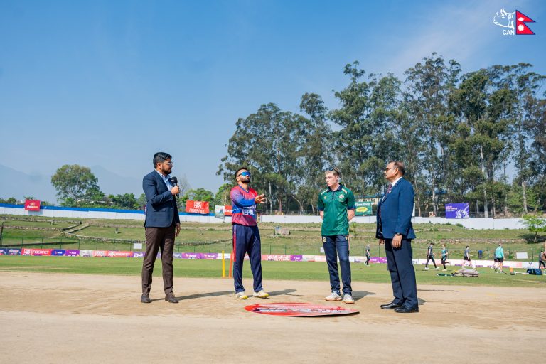 नेपाल टस हारेर आयरल्यान्डविरुद्ध फिल्डिङ गर्दै