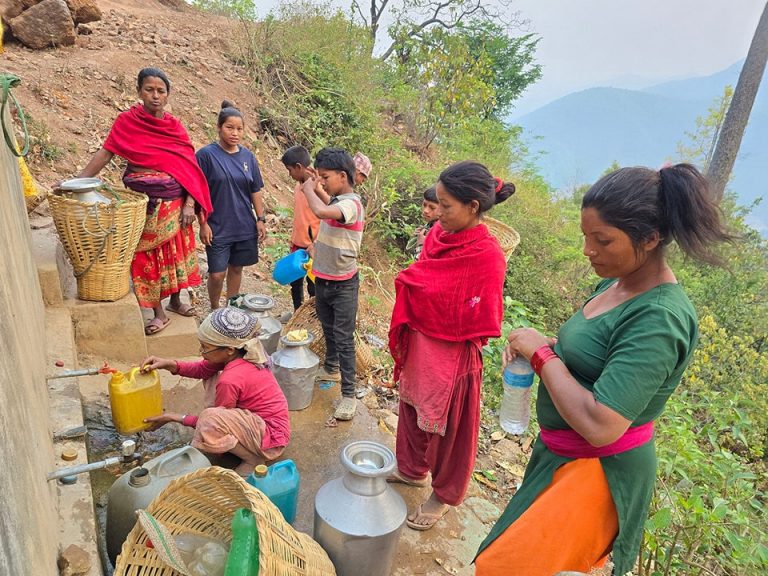 एक गाग्री पानी भर्न एक घण्टाको यात्रा