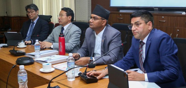 विश्व बैंक र एडीबीसँग अर्थले गर्यो पोर्टफोलियो बैठक
