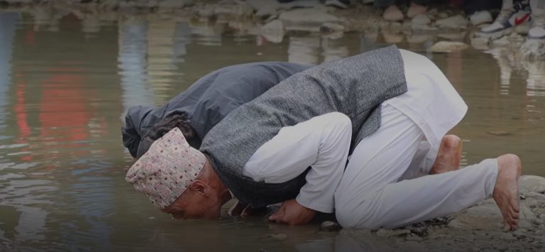 धामीहरूले  बालुवा खाँदै ‘शक्ति देखाउने’ मेला, यस्तो छ किंवदन्ती