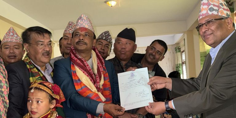 कांग्रेसका डम्बर खड्काले गरे उम्मेदवारी दर्ता,पहिले बाबुसँग लडे, अब छोरासँग