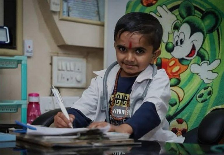 विश्वकै होचा डाक्टर,  मेहेनत गरे केही असम्भव छैन भन्ने ज्यूँदो प्रमाण !