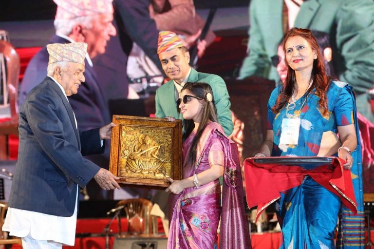 मेनुका पौडेल १ लाख रुपैयाँसहित सम्मानित