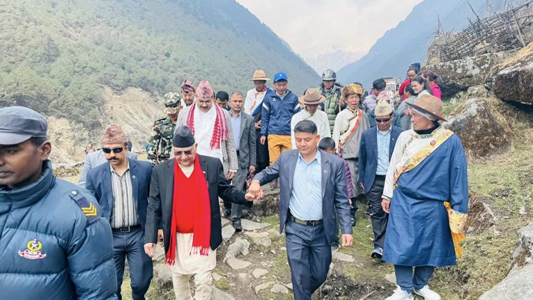 सीमाक्षेत्र अवलोकनका लागि रक्षा र भौतिक मन्त्री लिएर ओलाङचुङगोला पुगे ओली (फोटोफिचर)