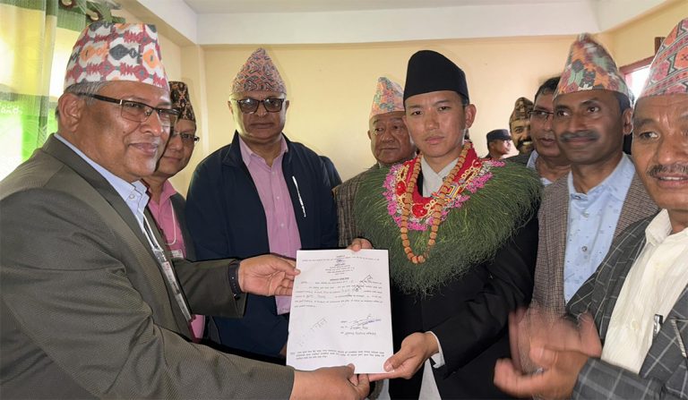इलाम-२ मा सुहाङको उम्मेदवारी दर्ता,प्रस्तावक रवीन्द्र र समर्थक माओवादीका धीरेन्द्र