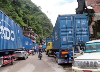 पहिरोले कोदारी राजमार्ग अवरुद्धः छ सय ‘कन्टेनर’ सीमापारि