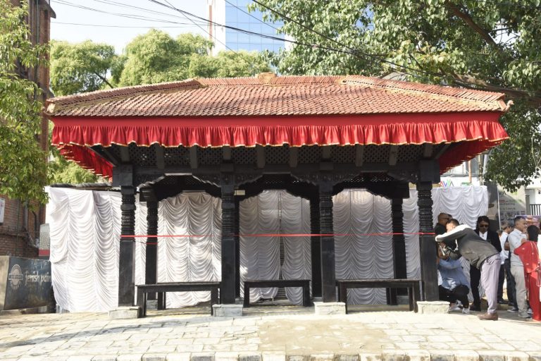 बानेश्वर-बबरमहल सडकमा मौलिक फाल्चा सञ्चालन, लागत ६२ लाख  (फोटोफिचर)