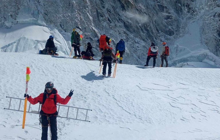 सगरमाथा जाने बाटो भत्कियो,आरोहण अवरुद्ध