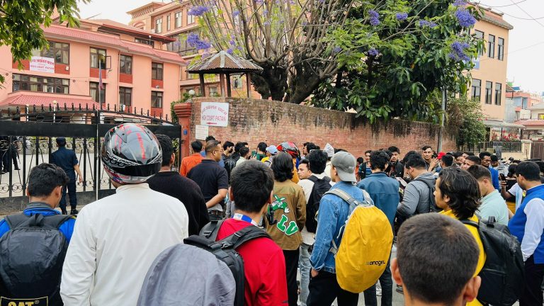 उच्च अदालतबाहिर सन्दीप लामिछाने समर्थकको नाराबाजी
