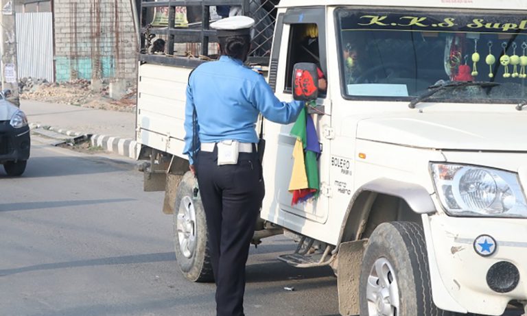 महिला ट्राफिक प्रहरीले महिनावारीको चार दिन सडकमा ‘ड्युटी’ गर्नु नपर्ने