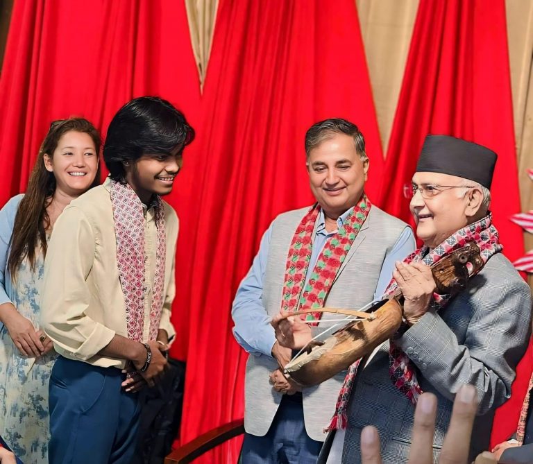 नेपाल आइडल विजेता करण परियारलाई ओलीले दिए सारङ्गी उपहार