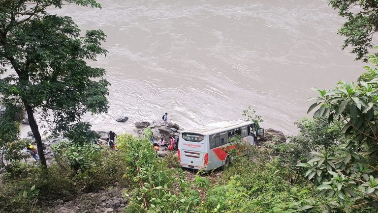 कारसँग ठोक्किएपछी बस त्रिशूली नदीमा,  १२ जना यात्रु घाइते