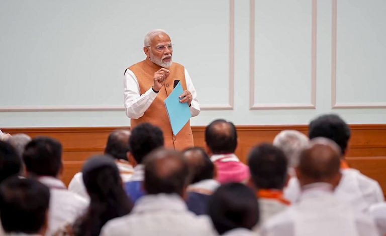 प्रधानमन्त्री मोदीसँगै ३० जना मन्त्रीले लिए शपथ