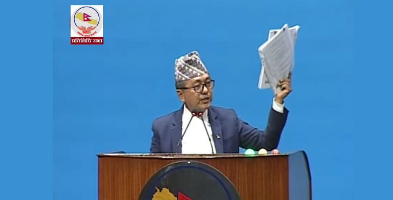 राजेन्द्र लिङदेनले रोस्ट्रममै च्याते भौतिक पूर्वाधार मन्त्रालयको बजेट पुस्तिका